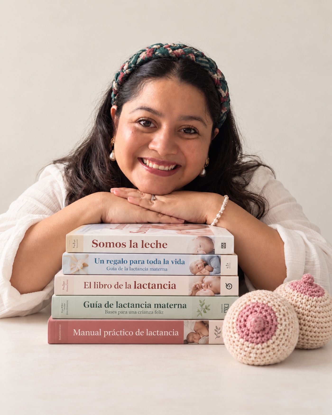 Susana Portillo con sus libros de lactancia